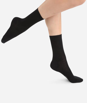 Plain black socks in soft wool for women